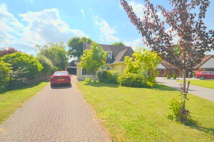 3 Bedroom Detached Bungalow To Rent In Green Glades, Hornchurch, RM11