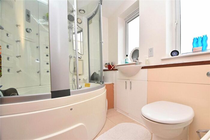 5 Bedroom Link Detached House For Sale In Waterstone Way, Greenhithe, Kent, DA9