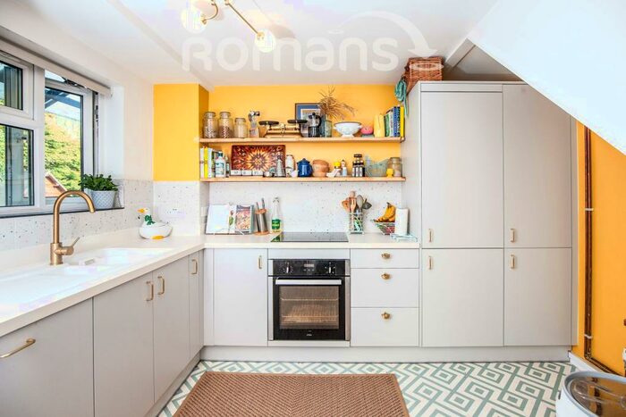 2 Bedroom Flat To Rent In Saffron Court, BA1