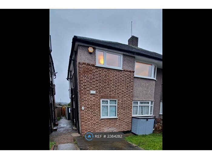 2 Bedroom Flat To Rent In Meadow Close, London, SE6