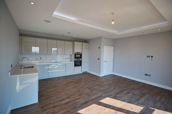 2 Bedroom Penthouse To Rent In Victoria Avenue, Southend-On-Sea, SS2