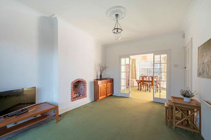 3 Bedroom Semi-Detached House To Rent In Oakwood Park Road, Southgate, London, N14