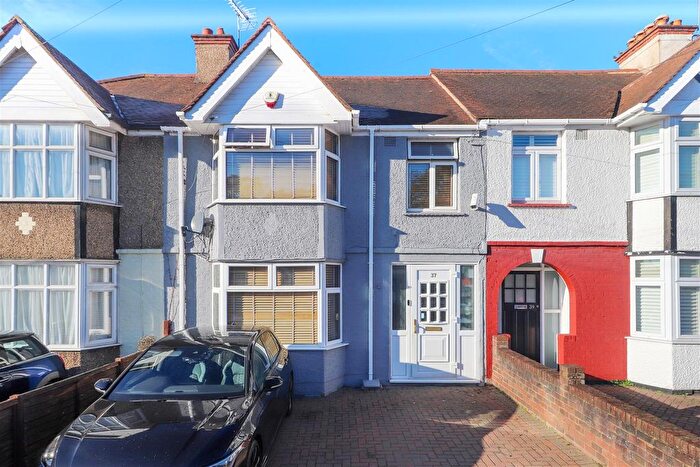 3 Bedroom Terraced House For Sale In Parkfield Avenue, Hillingdon, UB10