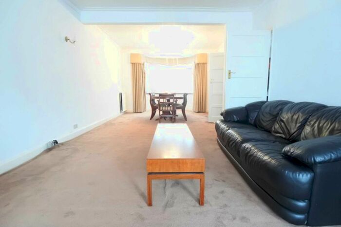 3 Bedroom Semi-Detached House To Rent In Walmington Fold, Woodside Park, London, N12