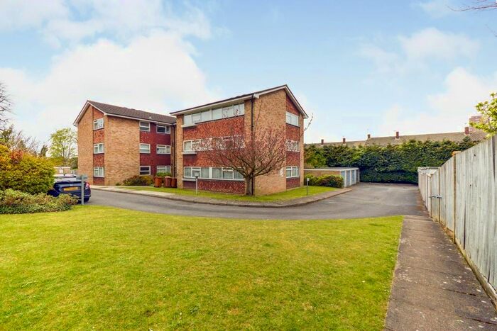 2 Bedroom Flat To Rent In Christchurch Park, Sutton, Surrey, SM2