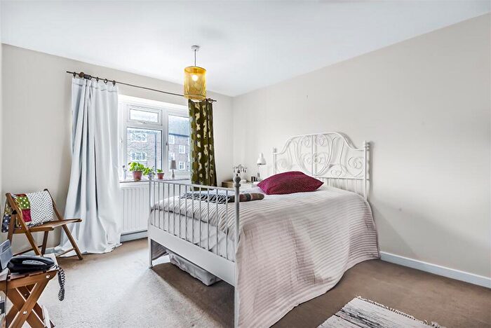 2 Bedroom Flat To Rent In Priests Bridge, East Sheen, SW14