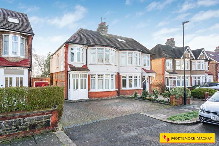 3 Bedroom Semi Detached House For Sale In The Orchard, London, N21