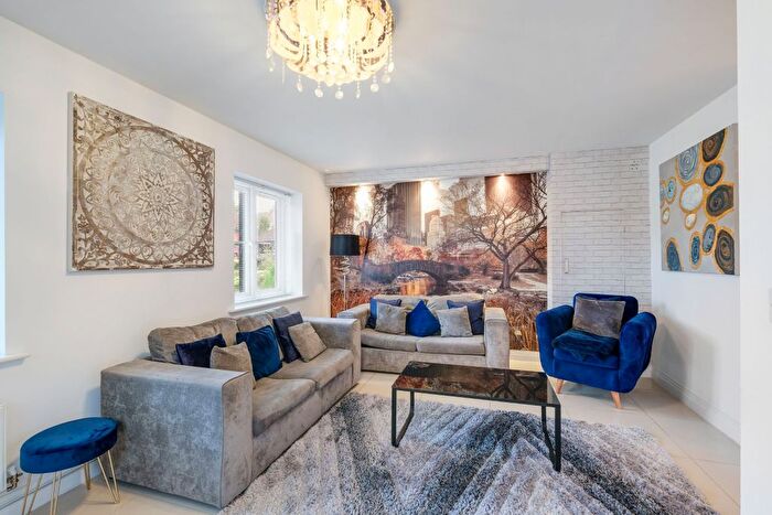 6 Bedroom Semi-Detached House To Rent In Foxherne, Langley, Slough, SL3