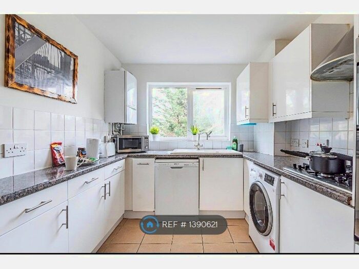 2 Bedroom Flat To Rent In Blyth Wood Park, Bromley, BR1