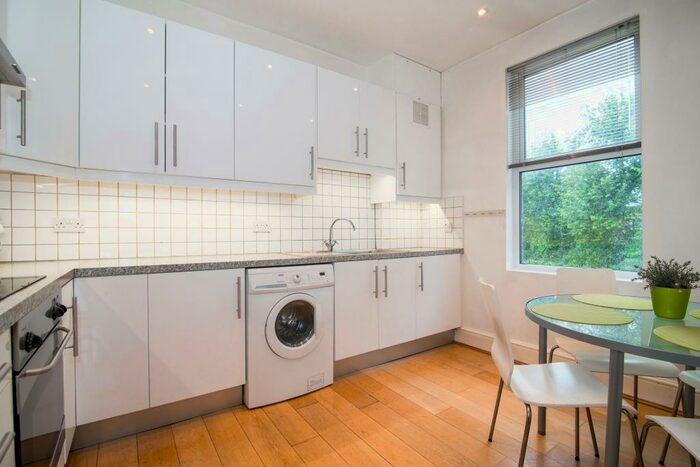 2 Bedroom Apartment To Rent In Castelnau, London, Uk, SW13