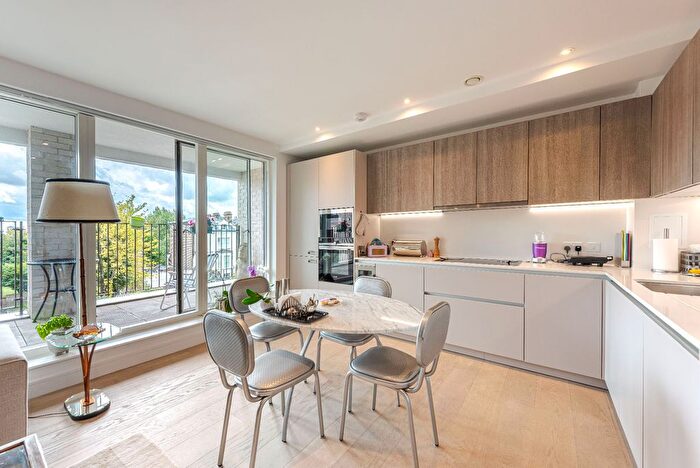 3 Bedroom Flat For Sale In The Avenue, London, NW6
