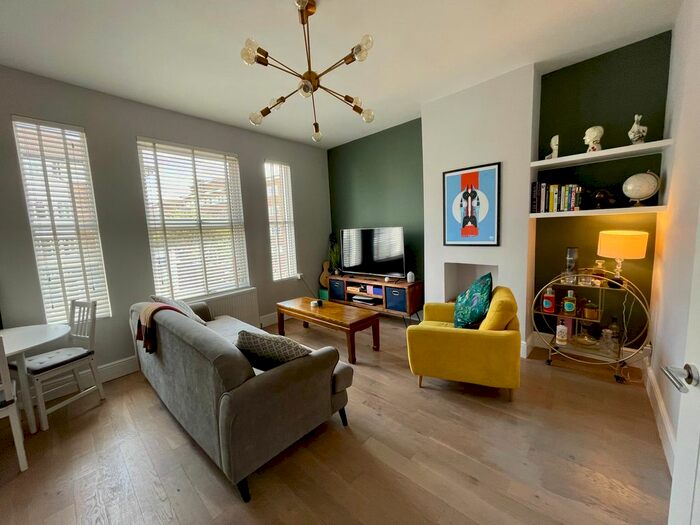 2 Bedroom Flat To Rent In Hampton Road, Twickenham, TW2