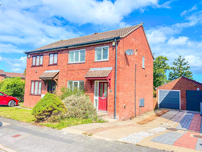 3 Bedroom Semi-Detached House To Rent In Middlecroft Close, Leeds, LS10