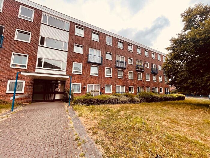 3 Bedroom Flat To Rent In Old Orchard, Poole, BH15