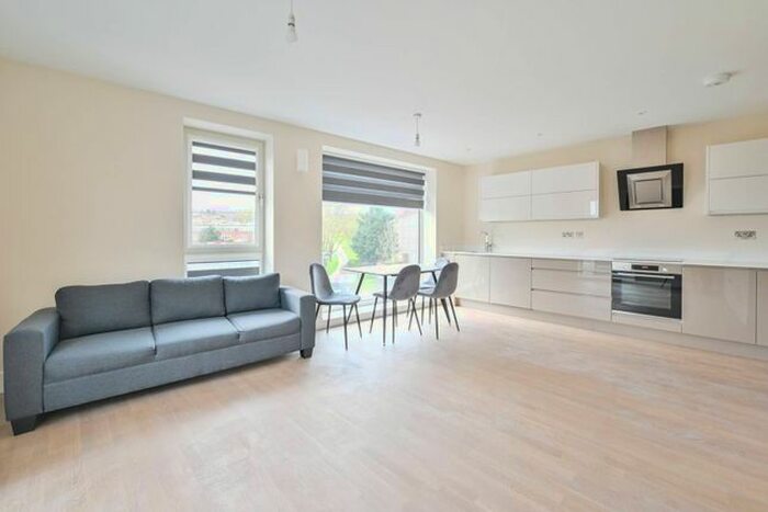 2 Bedroom Flat To Rent In High Street, Hornsey, London, N8