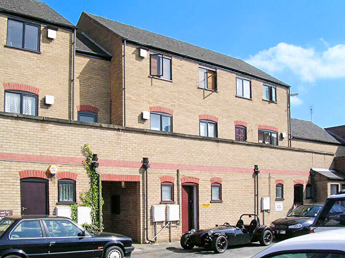 2 Bedroom Flat To Rent In White Hart Court, St Ives, PE27