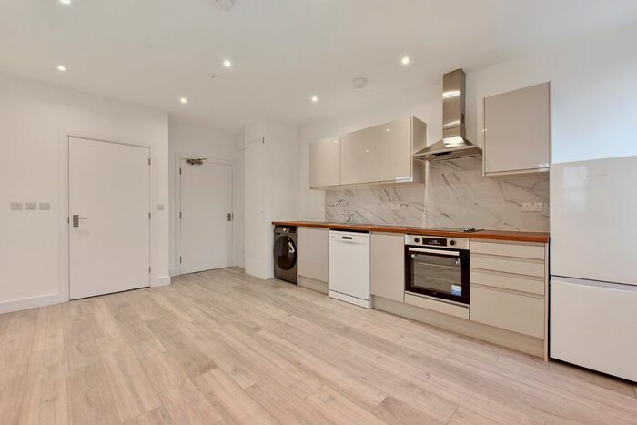 2 Bedroom Flat To Rent In Desborough Street, High Wycombe, Buckinghamshire, HP11