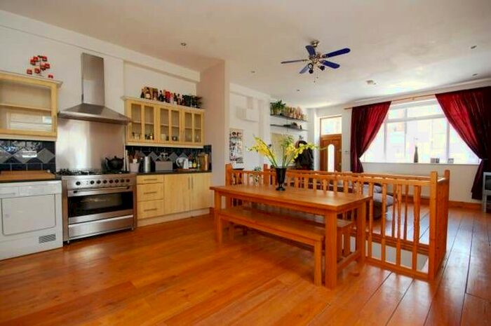 2 Bedroom Maisonette To Rent In Leirum Street, King's Cross, N1