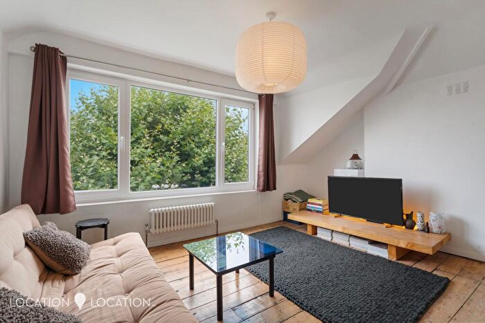 2 Bedroom Flat For Sale In Dunsmure Road, London, N16