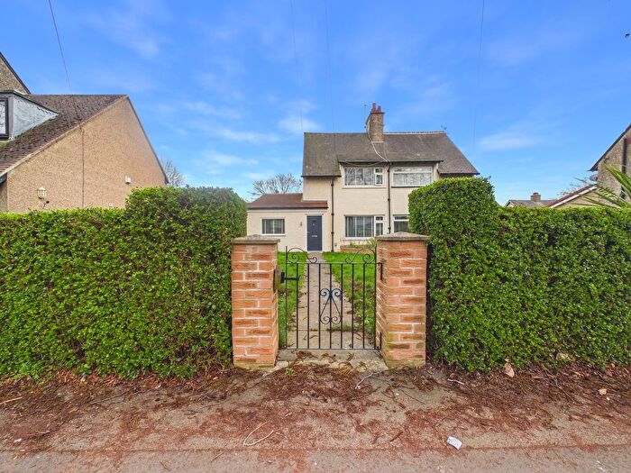 3 Bedroom Semi Detached House For Sale In James Reckitt Avenue, Hull, HU8