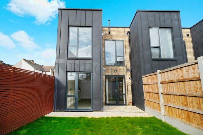 3 Bedroom Detached House To Rent In Enfield Mews, Ordnance Road, EN3