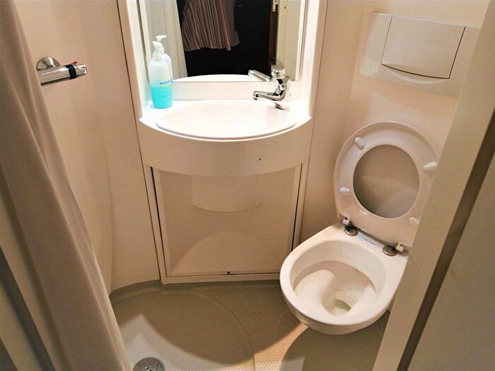 1 Bedroom Flat To Rent In Longside Lane, Bradford, BD7