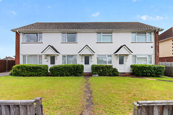 2 Bedroom Flat For Sale In Warren Avenue, Christchurch, BH23