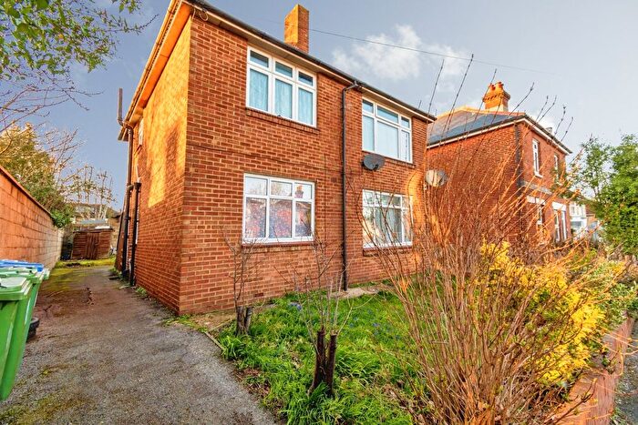 2 Bedroom Maisonette For Sale In Roselands Gardens, Southampton, Hampshire, SO17