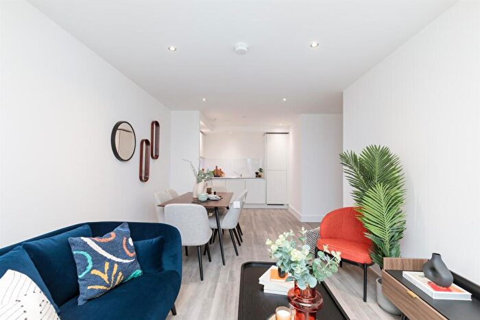 3 Bedroom Flat To Rent In Thames Road, London, E16