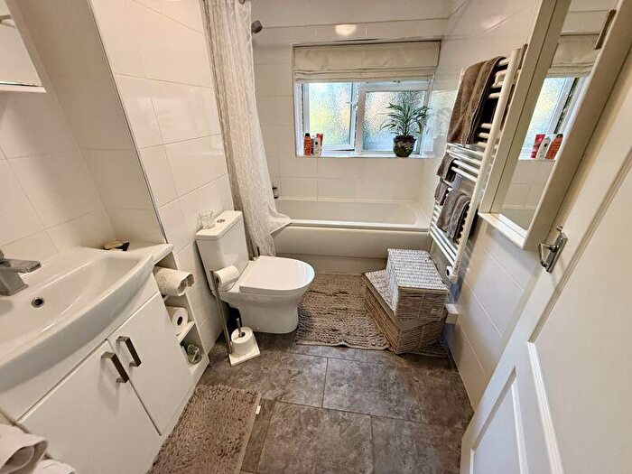 2 Bedroom Flat For Sale In Station Road, Sutton Coldfield, B73
