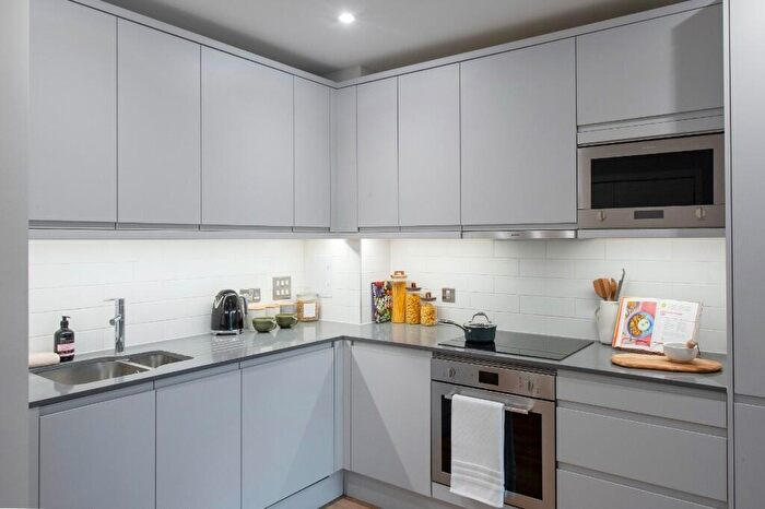 2 Bedroom Apartment To Rent In Moat Street, London, SW11
