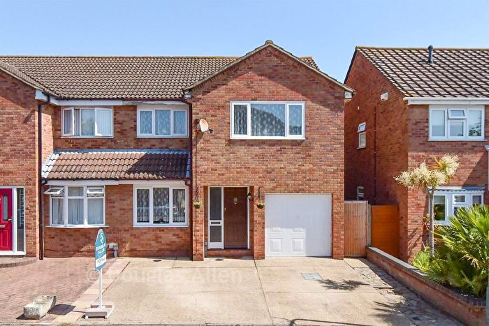 4 Bedroom Semi Detached House For Sale In Ilfracombe Crescent, Hornchurch, Essex, RM12