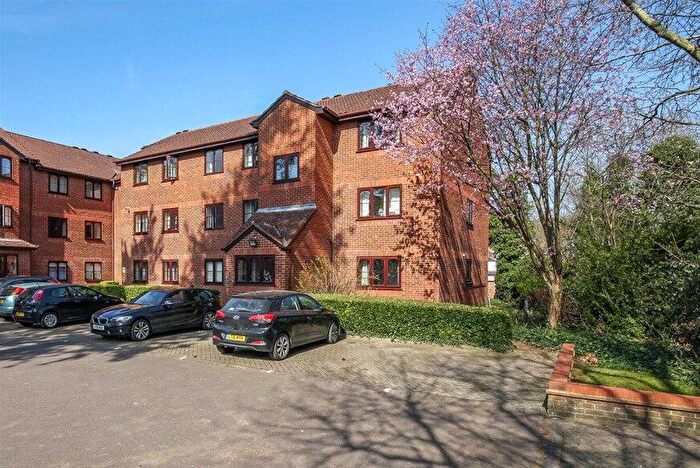 2 Bedroom Flat To Rent In Old Mill Gardens, Berkhamsted, HP4