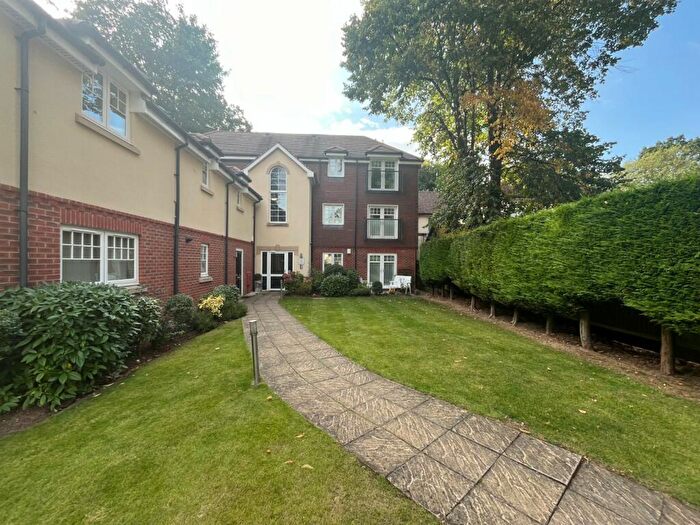 2 Bedroom Flat To Rent In Oak Court, Bucknell Close, Solihull, West Midlands, B91