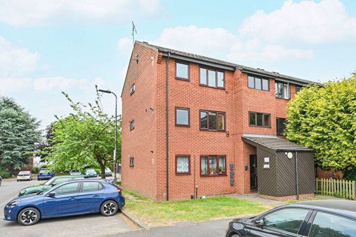 2 Bedroom Flat To Rent In Beardsley Way, Acton, London, W3