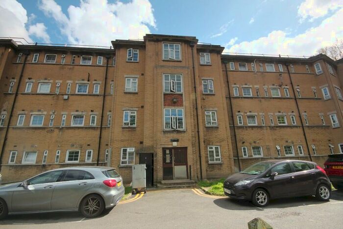 3 Bedroom Flat To Rent In Bliss Crescent, London, SE13