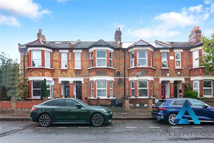2 Bedroom Apartment For Sale In Pulteney Road, London, E18