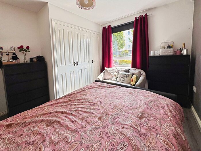 2 Bedroom Flat For Sale In Whimbrel Wynd, Renfrew, PA4