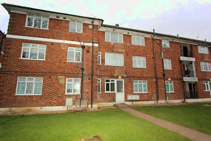 3 Bedroom Flat To Rent In Waterfall Road, New Southgate, N11