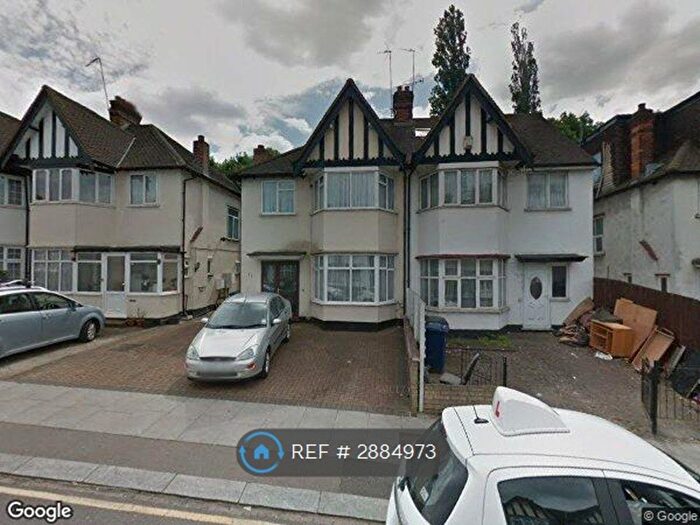Studio To Rent In Heathfield Garden, London, NW11