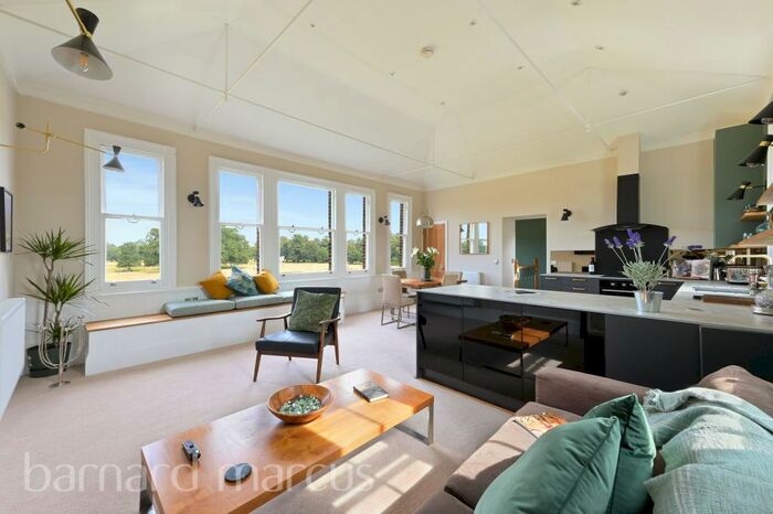 2 Bedroom House To Rent In Hampton Court Road, East Molesey, KT8