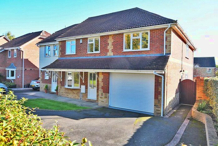 4 Bedroom Semi-Detached House To Rent In Camomile Drive, Weavering, Maidstone, ME14