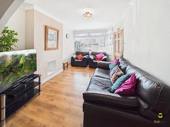 3 Bedroom Semi-Detached House For Sale In Holmsdale Grove, Bexleyheath, DA7