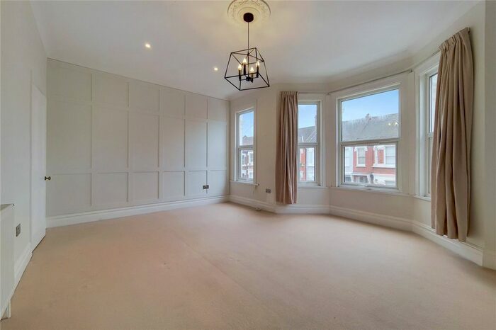 3 Bedroom Maisonette To Rent In Trefoil Road, London, SW18