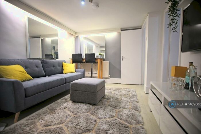 2 Bedroom Flat To Rent In Chorlton, Manchester, M21