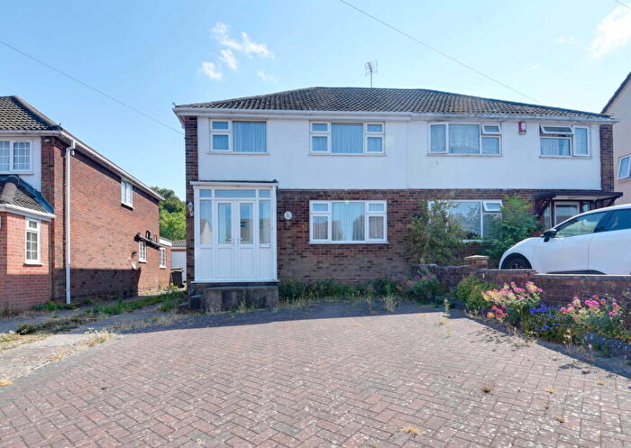 3 Bedroom Semi-Detached House For Sale In Hayhurst Road, Luton, LU4