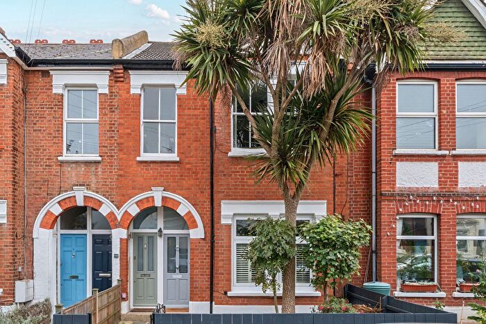 3 Bedroom Maisonette For Sale In Carlyle Road, London, W5