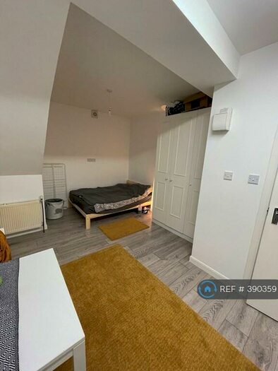 Studio To Rent In Hodford Road, London, NW11