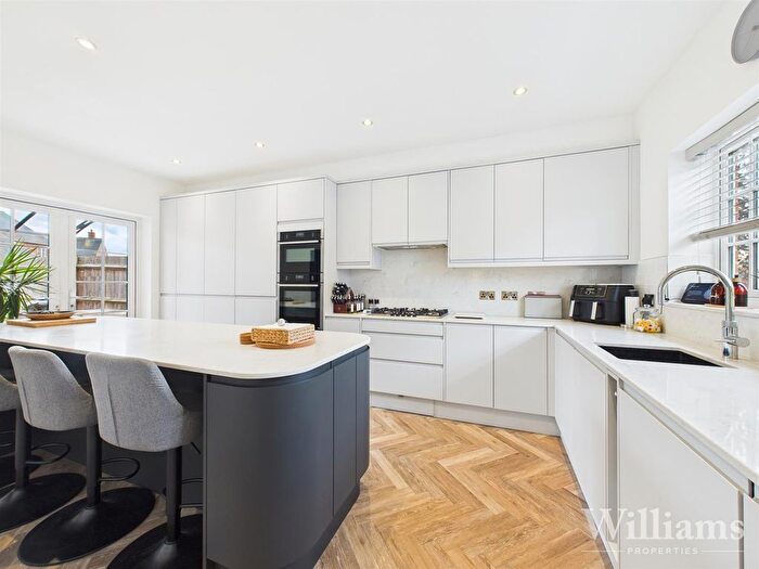 4 Bedroom Detached House For Sale In Amber Close, Aylesbury, HP18
