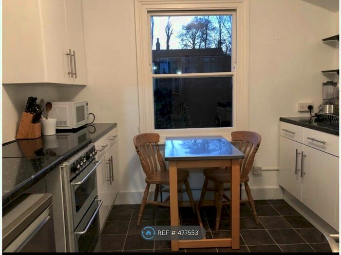 3 Bedroom Flat To Rent In Shenley Road, London, SE5